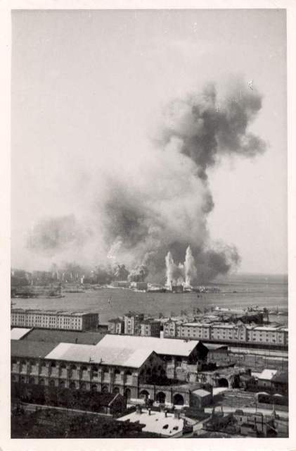 017 VI-16a1 Bombardamento raff. Aquila 10.9.44.jpg